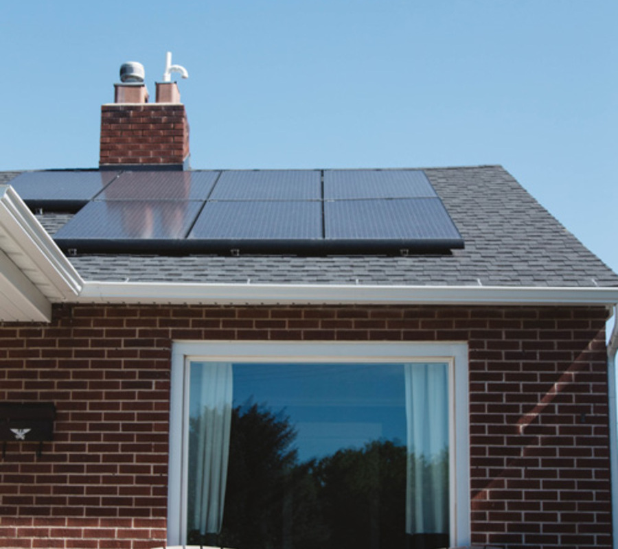 casa con placas solares en techos